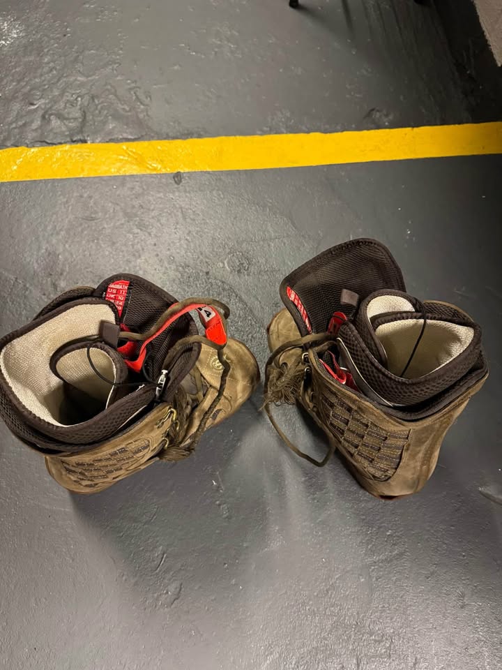 Burton snowboard, bindings and boots w/bags - photo 4