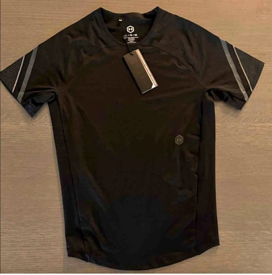 Under Armour Men's RUSH Celliant X-Large Fitted HEATGEAR TEE.