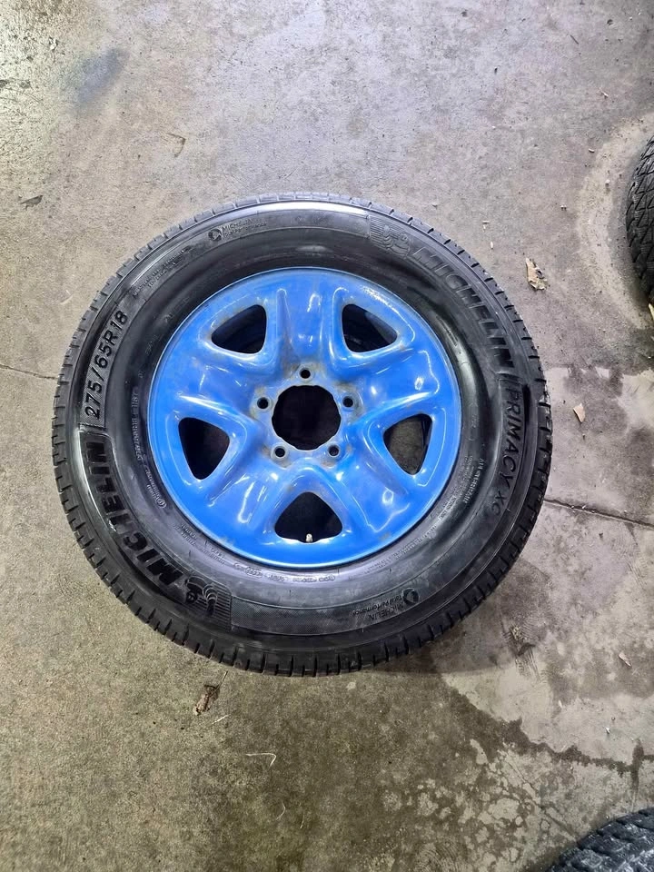 Michelin Primacy XC Tire on Blue Steel Wheel - 275/65R18
