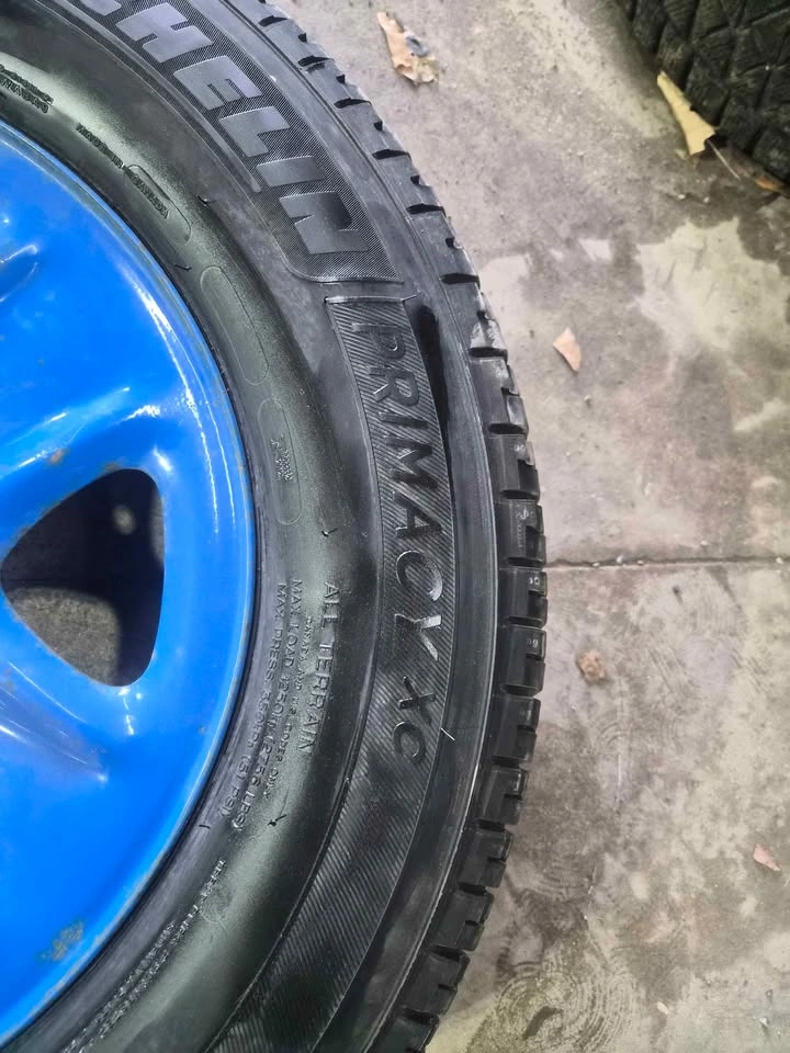 Michelin Primacy XC Tire on Blue Steel Wheel - 275/65R18 - photo 5