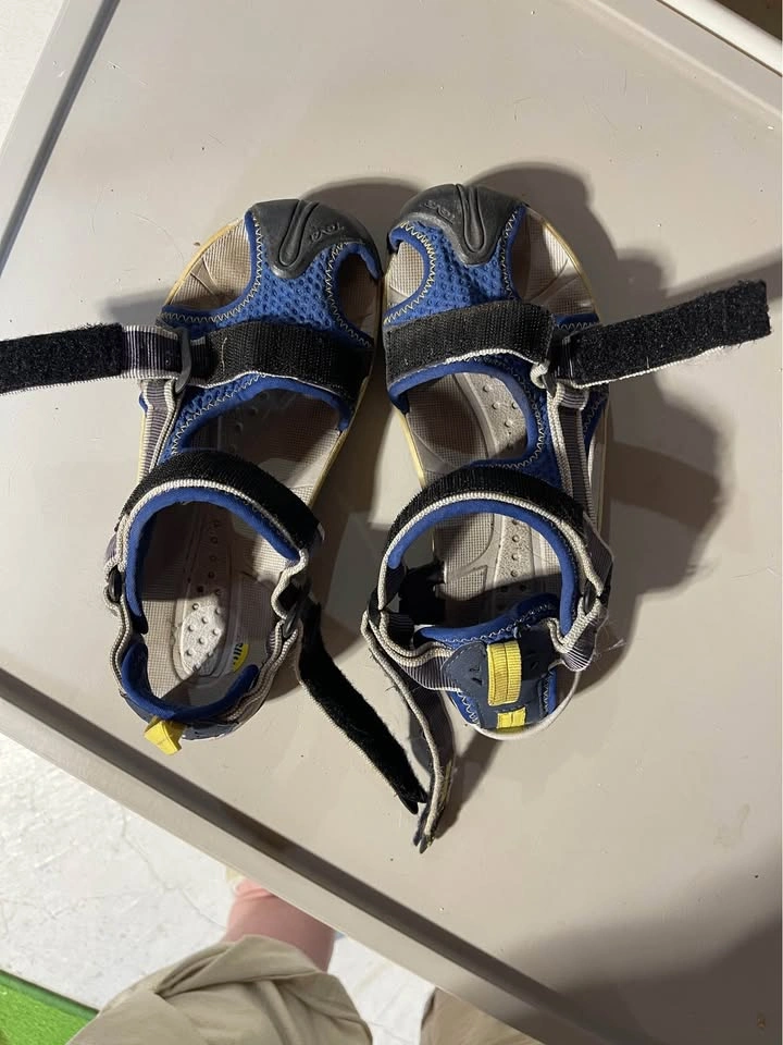 Great shape!! Size 4 kids Teva Velcro sandals - summer is coming - photo 2