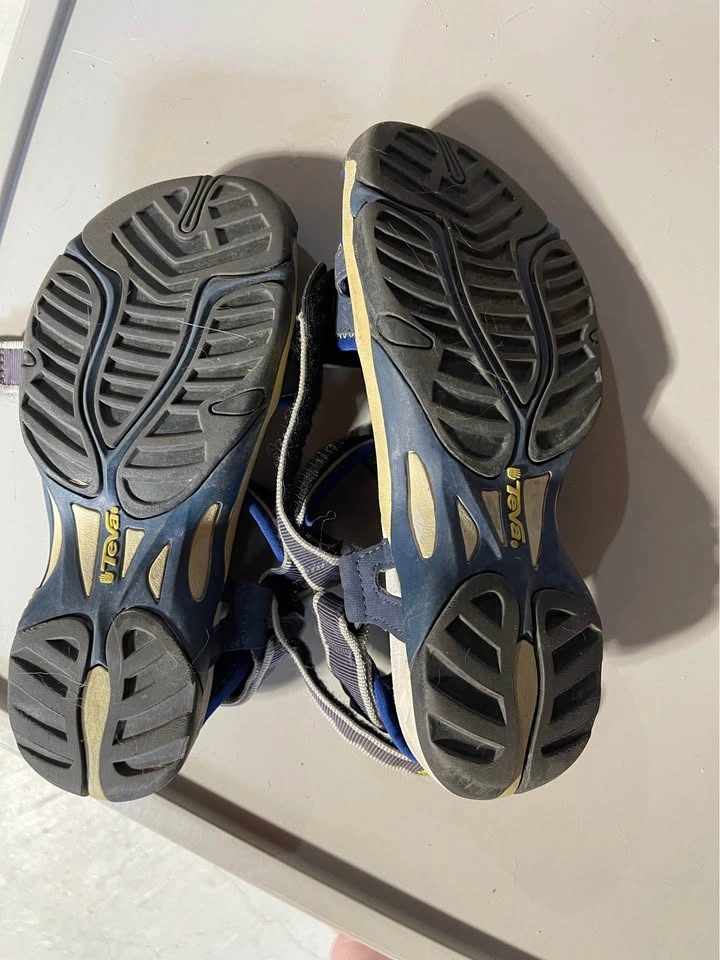 Great shape!! Size 4 kids Teva Velcro sandals - summer is coming - photo 3