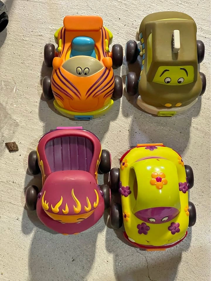 Pull back cars set of 4