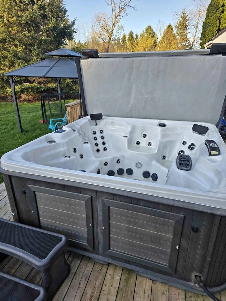 Arctic Spa Tundra Hot Tub - 7 Seater, 3 Years Old