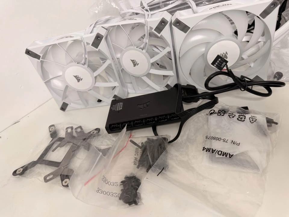 Corsair iCUE H150i ELITE LCD XT White 360mm AIO Cooler - photo 3