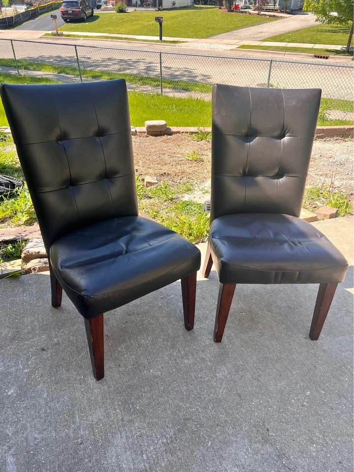 Dining chairs and breakfast table
