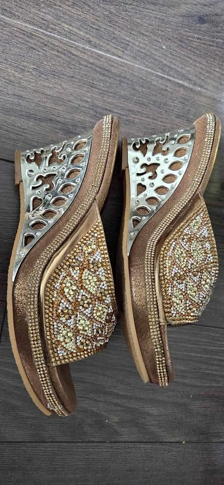 Sandals size 8