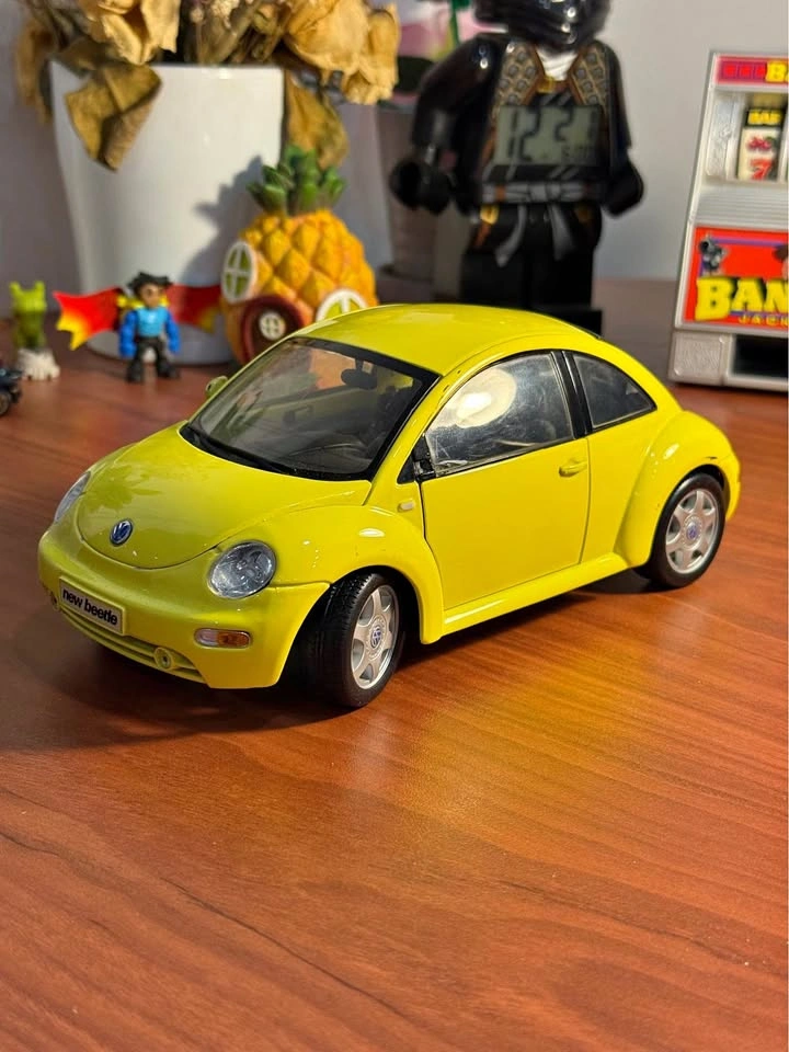 1/18 Scale 1998 Volkswagen Beetle by Bburago