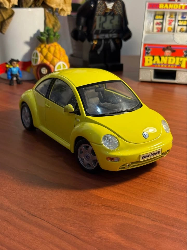 1/18 Scale 1998 Volkswagen Beetle by Bburago - photo 2