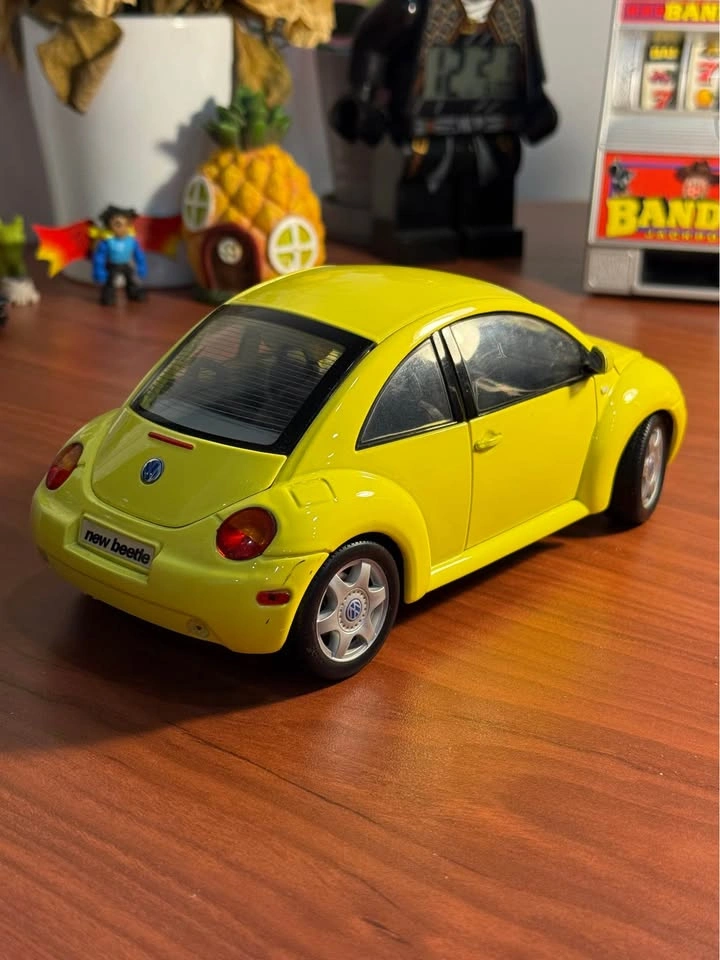 1/18 Scale 1998 Volkswagen Beetle by Bburago - photo 3