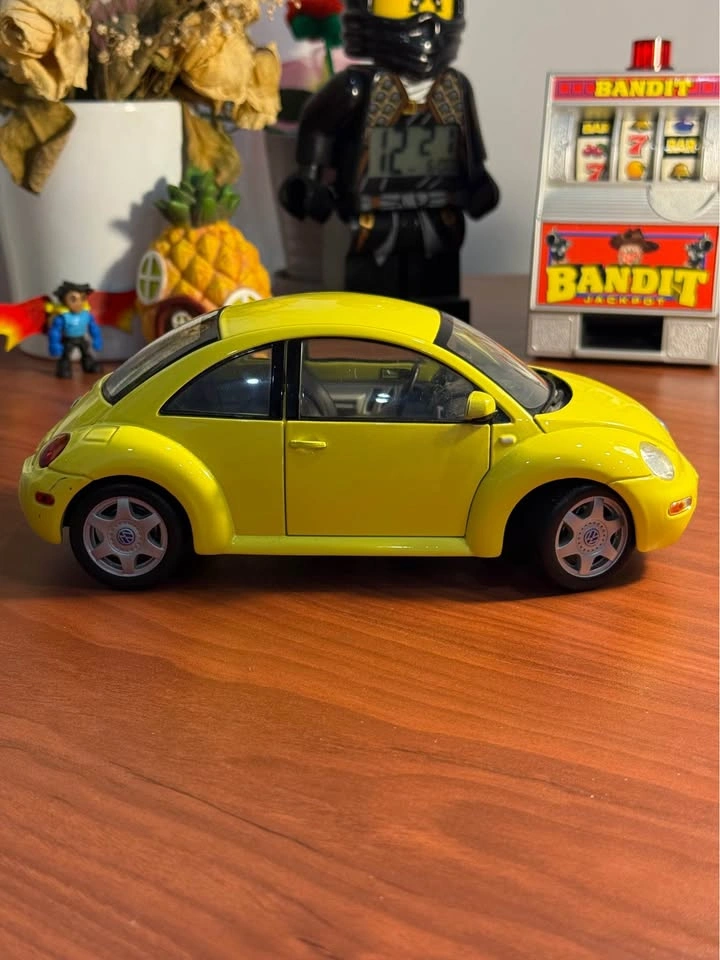 1/18 Scale 1998 Volkswagen Beetle by Bburago - photo 4