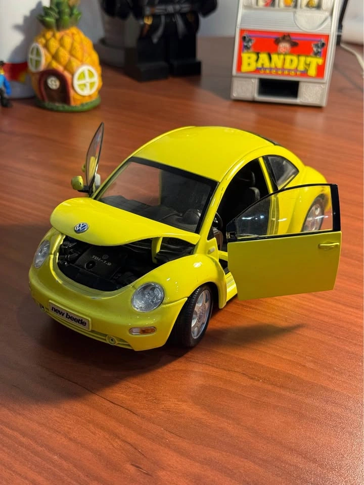 1/18 Scale 1998 Volkswagen Beetle by Bburago - photo 5