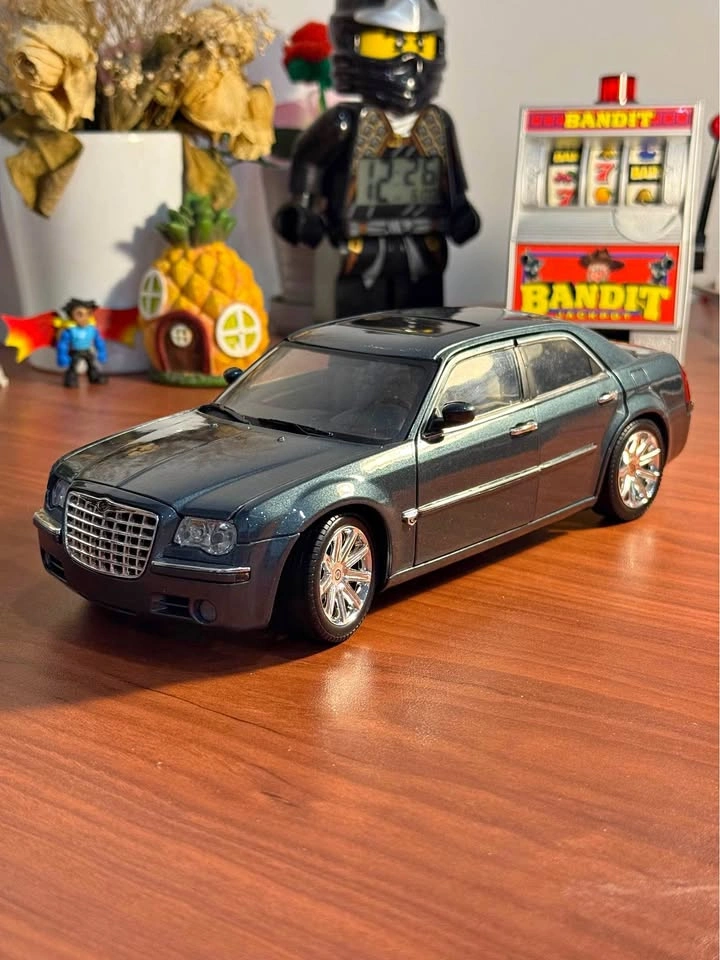Chrysler 300C 1:18 Scale Diecast Model Car - Metallic Dark Green