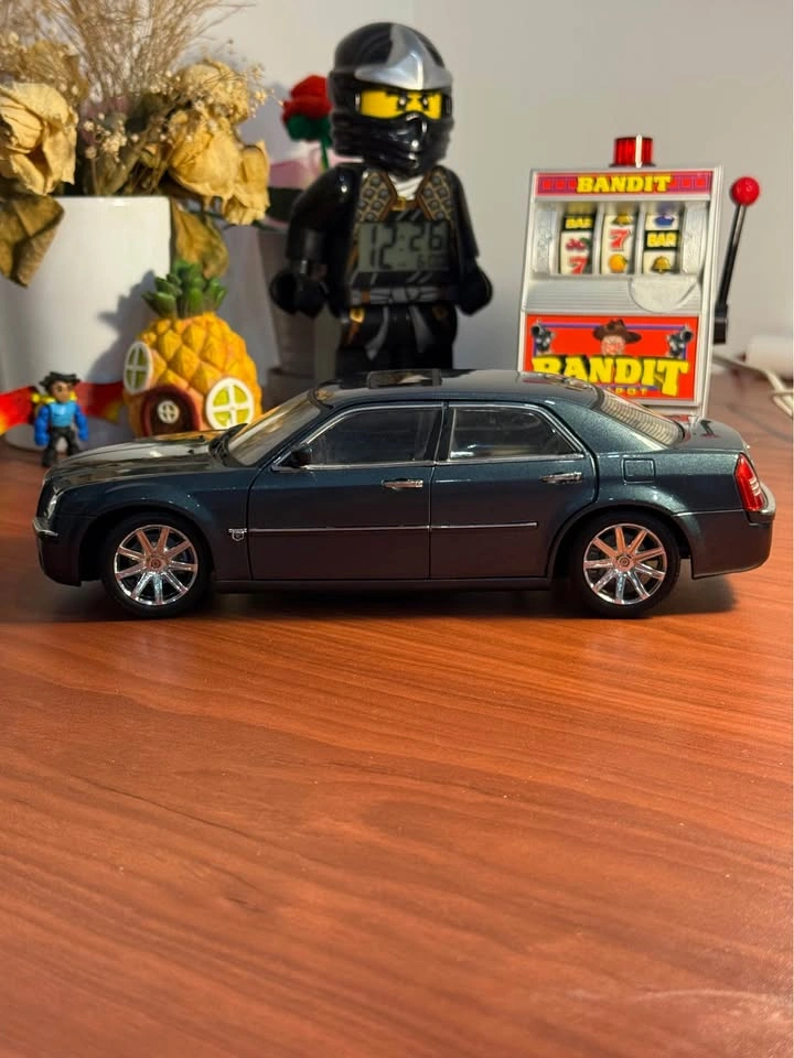 Chrysler 300C 1:18 Scale Diecast Model Car - Metallic Dark Green - photo 2