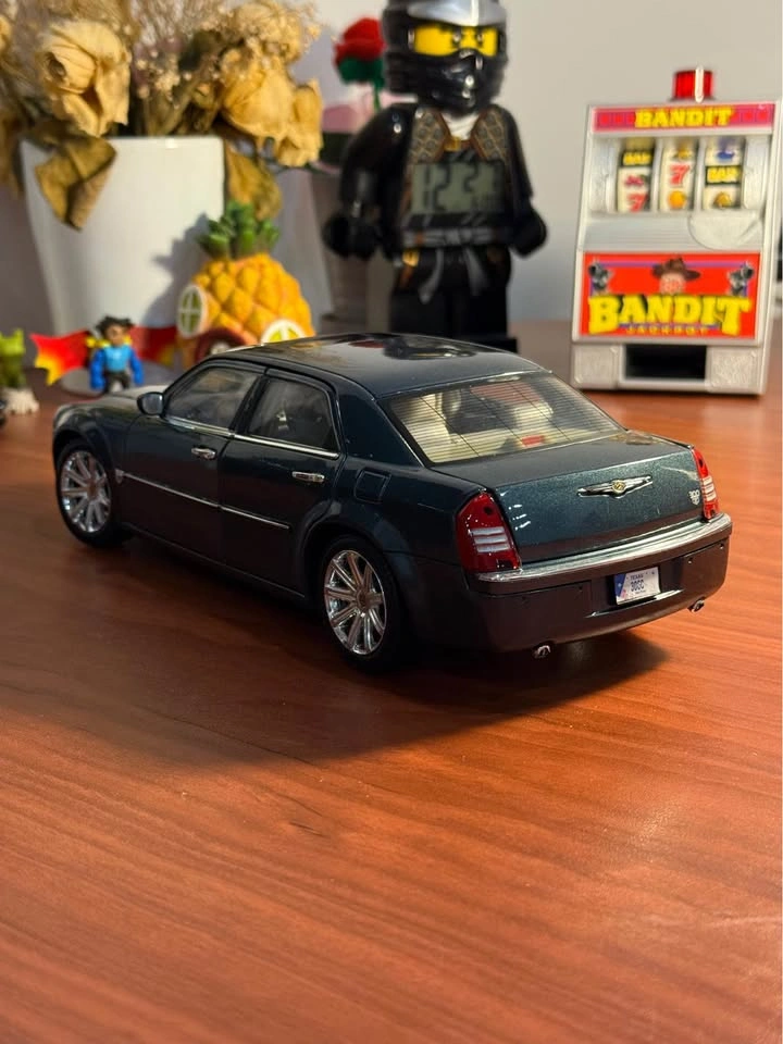 Chrysler 300C 1:18 Scale Diecast Model Car - Metallic Dark Green - photo 3