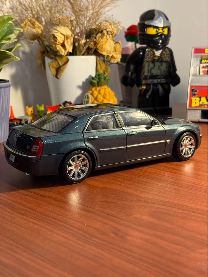 Chrysler 300C 1:18 Scale Diecast Model Car - Metallic Dark Green - photo 4