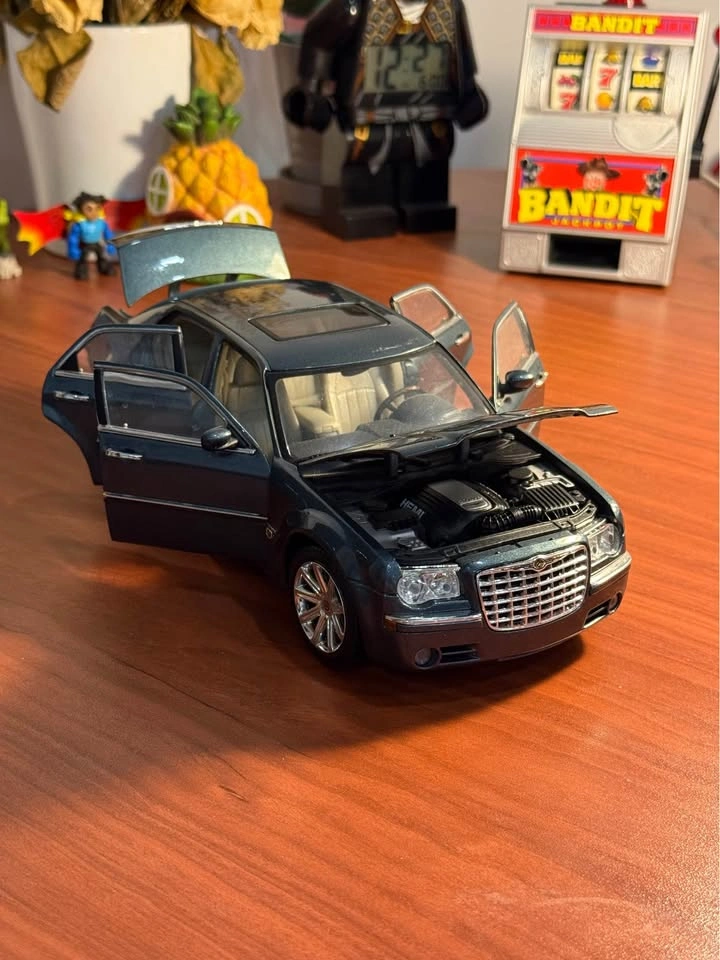 Chrysler 300C 1:18 Scale Diecast Model Car - Metallic Dark Green - photo 5