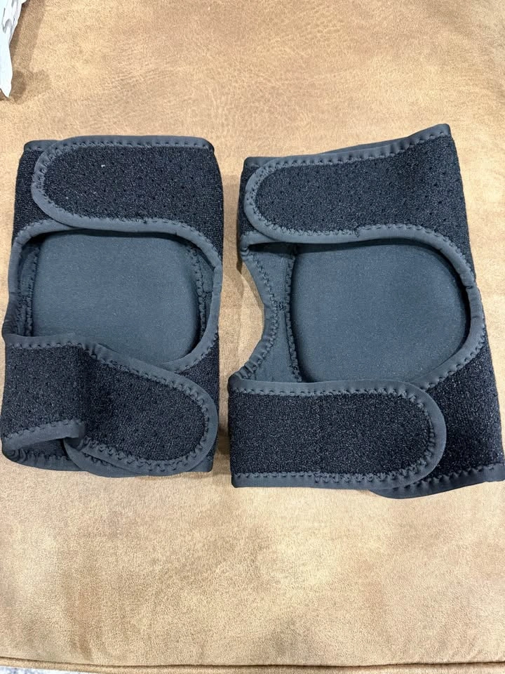 Adjustable Black Knee Pads - photo 2