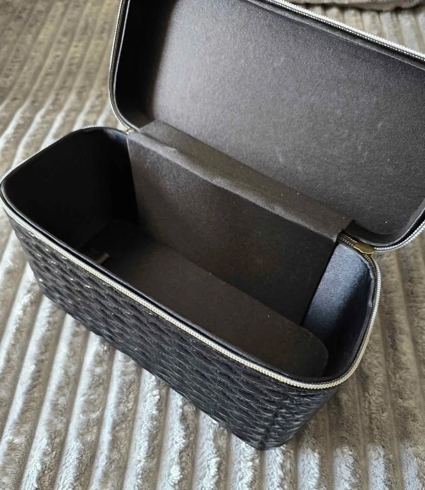 Elizabeth Arden Makeup Bag - photo 2