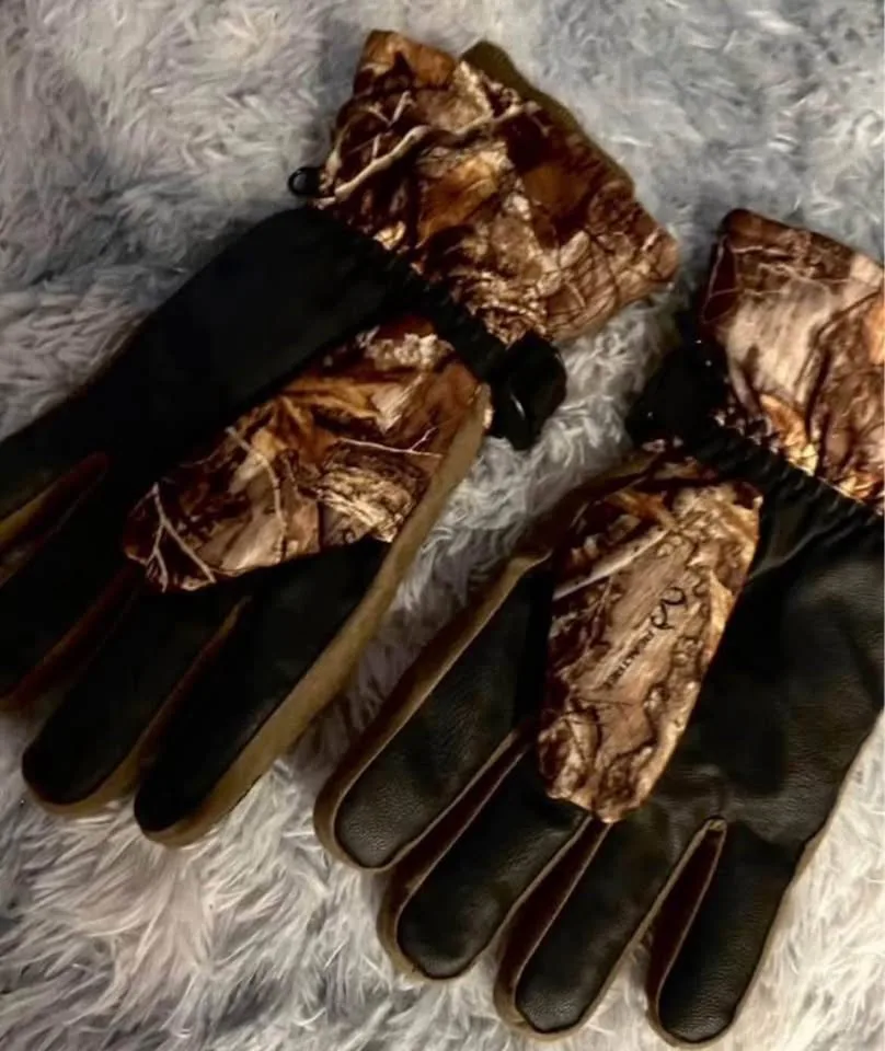 Realtree XL Camo Hunting Dual layer Mens Jacket & gloves image indicator(6)