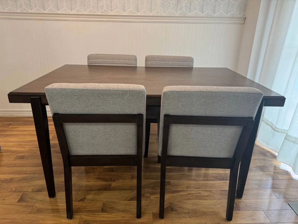 Leon's Arabella Table + 4 Maeve Chairs Dining Set