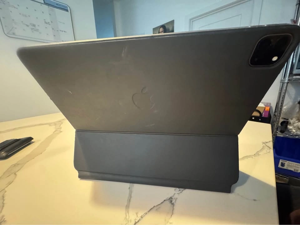 128GB 12.9" iPad Pro 6th Gen w/ Magic Keyboard - photo 4