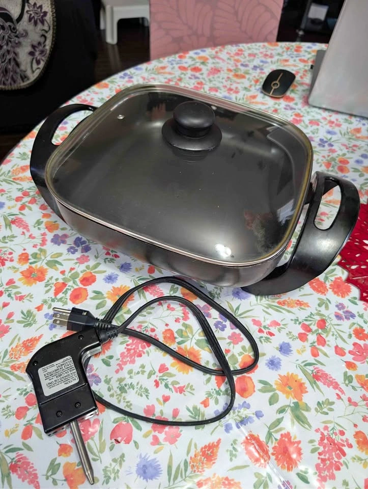 Electric skillet with glass cover