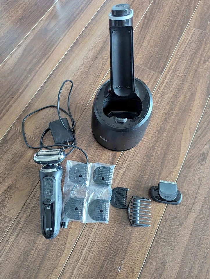 Braun Series 7 7075cc Shaver with SmartCare Centre