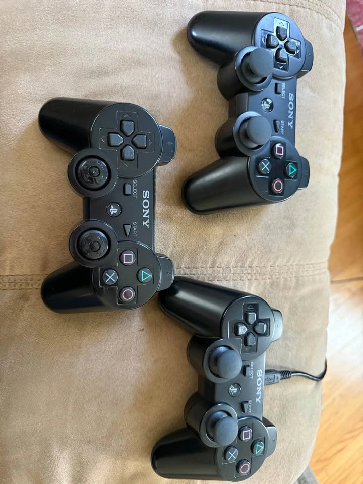 PS3 Slim 320GB Bundle + 3 Controllers + 14 Games - photo 3