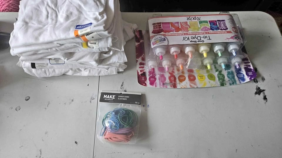 Tie-dye kit 12 colours, 8 shirts & extra elastics, unopened
