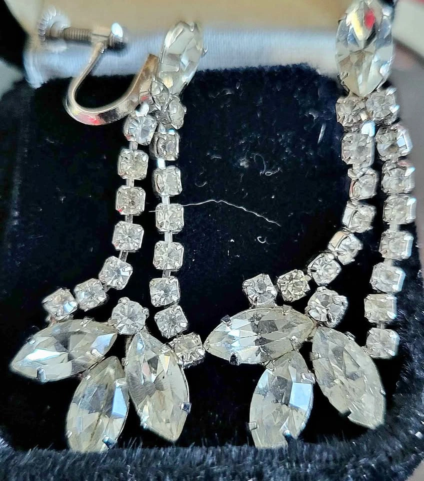 Vintage rhinestone clip on earrings