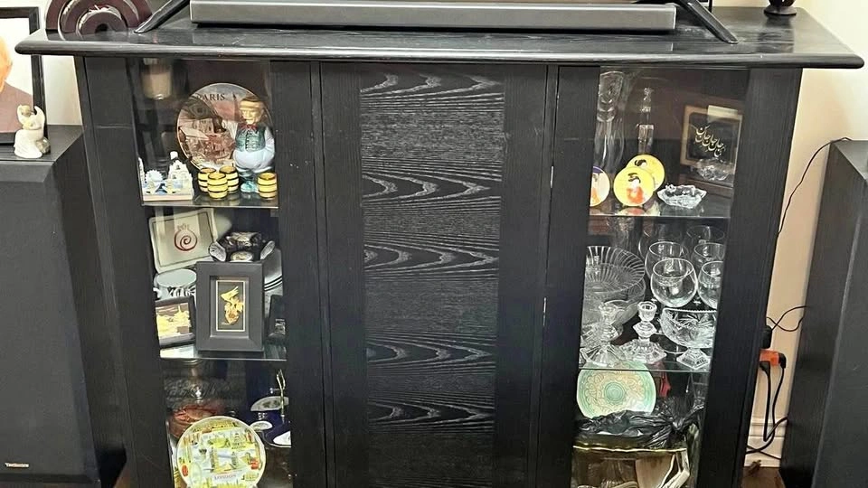 Dining Table with 6 Chairs & Hutch