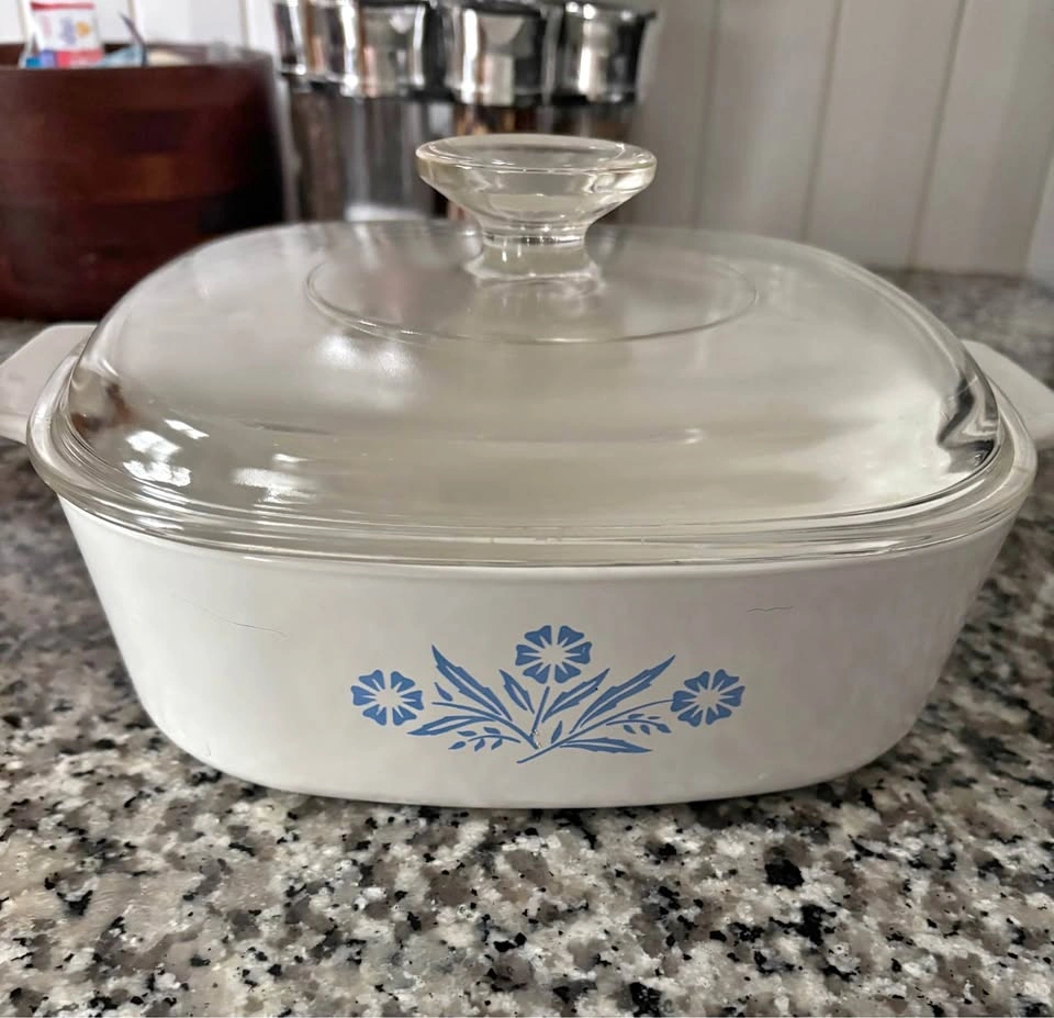 Vintage Corning Ware Cornflower Blue 8 cup Casserole Dish w/ Lid
