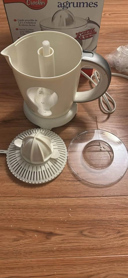 Betty Crocker Citrus Juicer (Used) - photo 2
