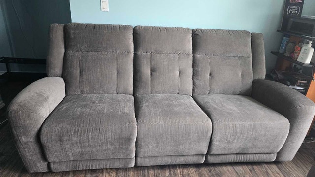 Sturdy Recliner Couch in Mint Condition