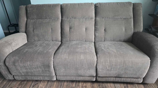 Sturdy Recliner Couch in Mint Condition - photo 2