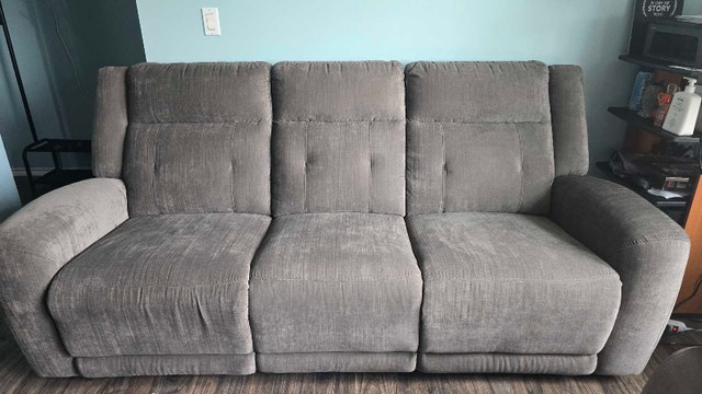 Sturdy Recliner Couch in Mint Condition - photo 3