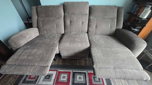 Sturdy Recliner Couch in Mint Condition - photo 4