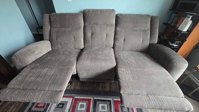Sturdy Recliner Couch in Mint Condition - photo 5