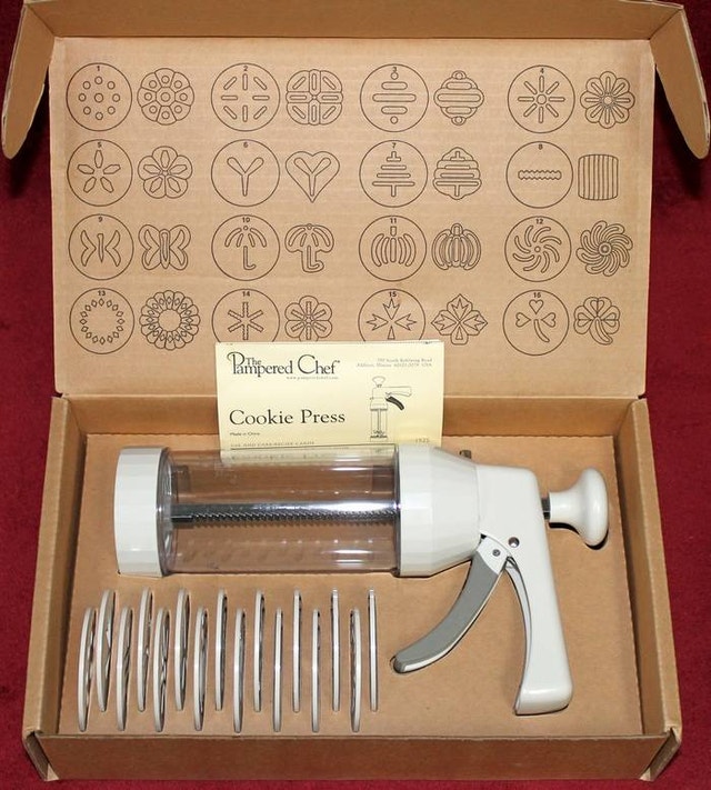 Pampered Chef 1525 Cookie Press with 16 Discs - Complete & New