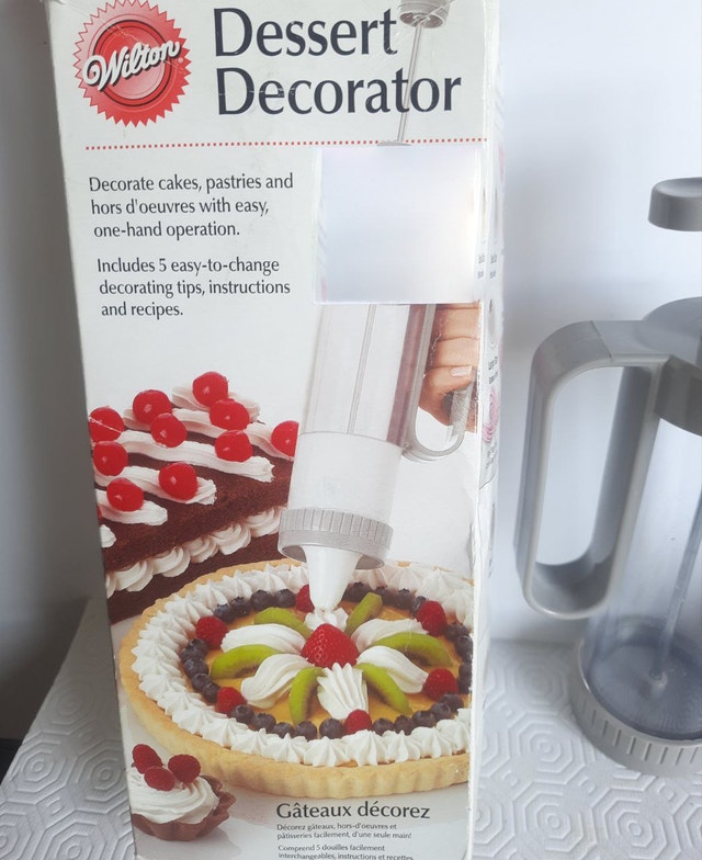 Wilton Dessert Decorator - Easy One-Hand Operation