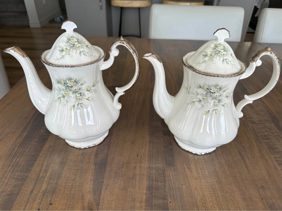 Royal Albert Paragon Coffee Pot & Lid - First Love - photo 2