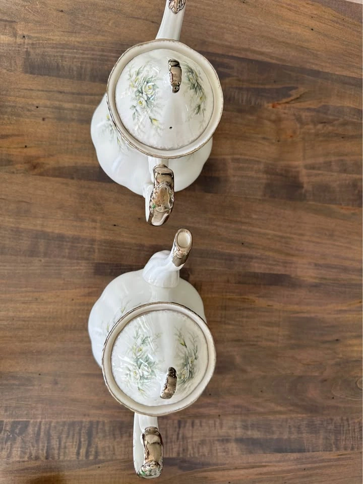 Royal Albert Paragon Coffee Pot & Lid - First Love - photo 3