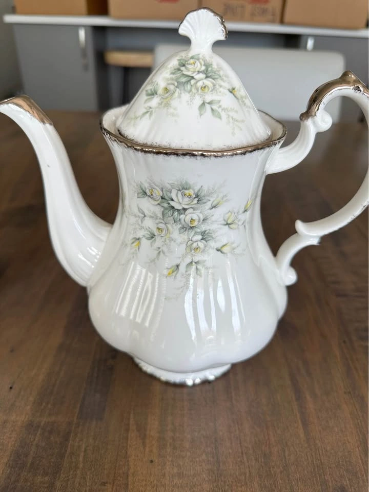 Royal Albert Paragon Coffee Pot & Lid - First Love - photo 4