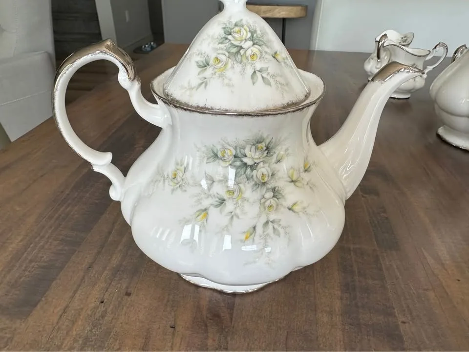 Royal Albert Paragon First Love Teapot - photo 3