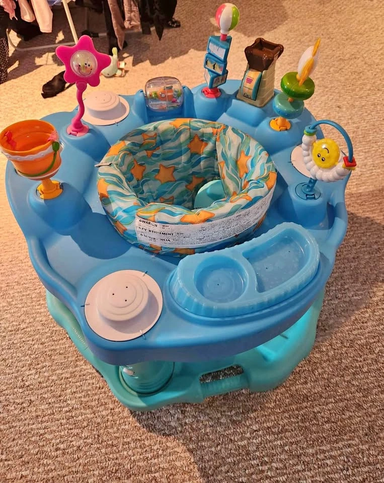 Exersaucer with functional wheels