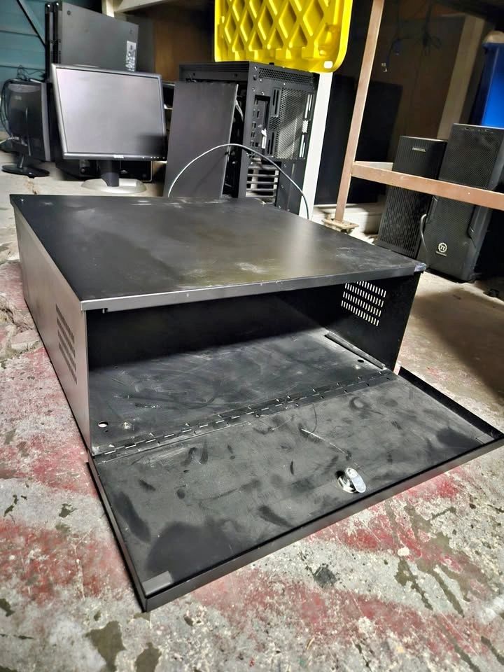 Locking Rackmount Server Cabinet / Rack Case – Metal – Ventilate