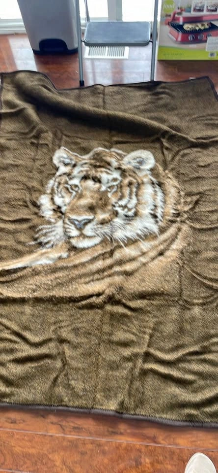 Throw blanket 50x60 tiger new