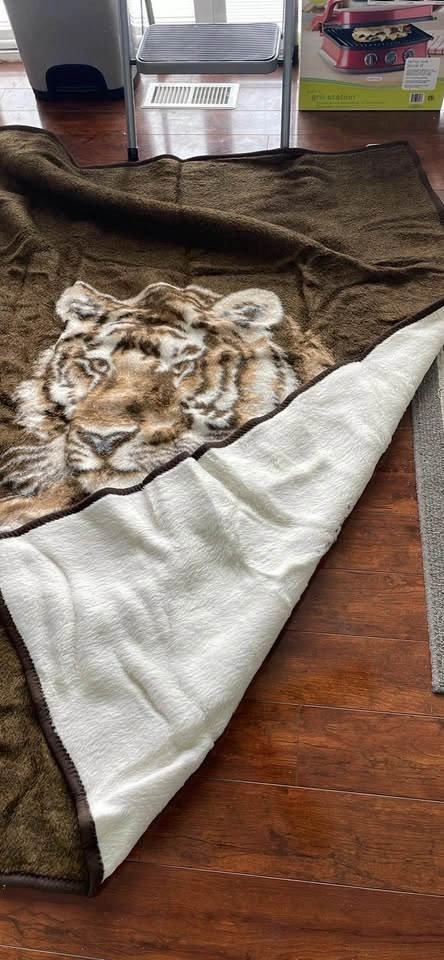 Throw blanket 50x60 tiger new - photo 3
