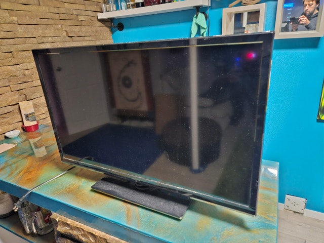 Insignia 32" LED TV - Model NS-32D20SNA14 - Great Condition! - photo 3
